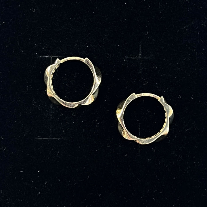 Medium Subtle Twist Huggies