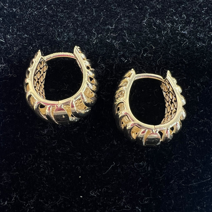 Teardrop Twist Huggies