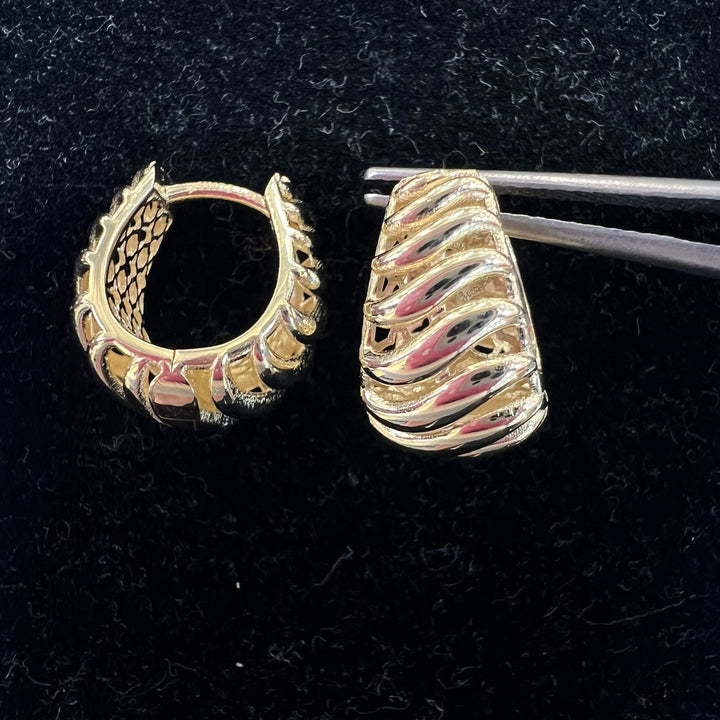 Teardrop Twist Huggies