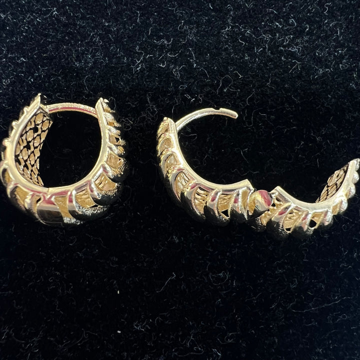 Teardrop Twist Huggies